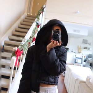 alo yoga black crop puffer